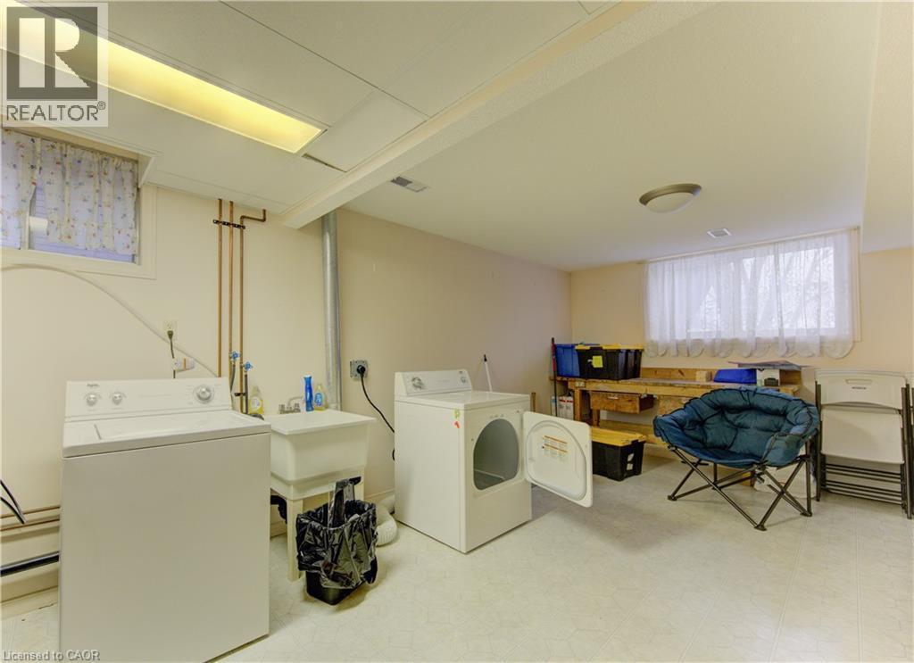 Laundry area featuring a utility sink, washer, and dryer - 98 Shea Crescent, Kitchener, ON - Indoor Photo Showing Laundry Room