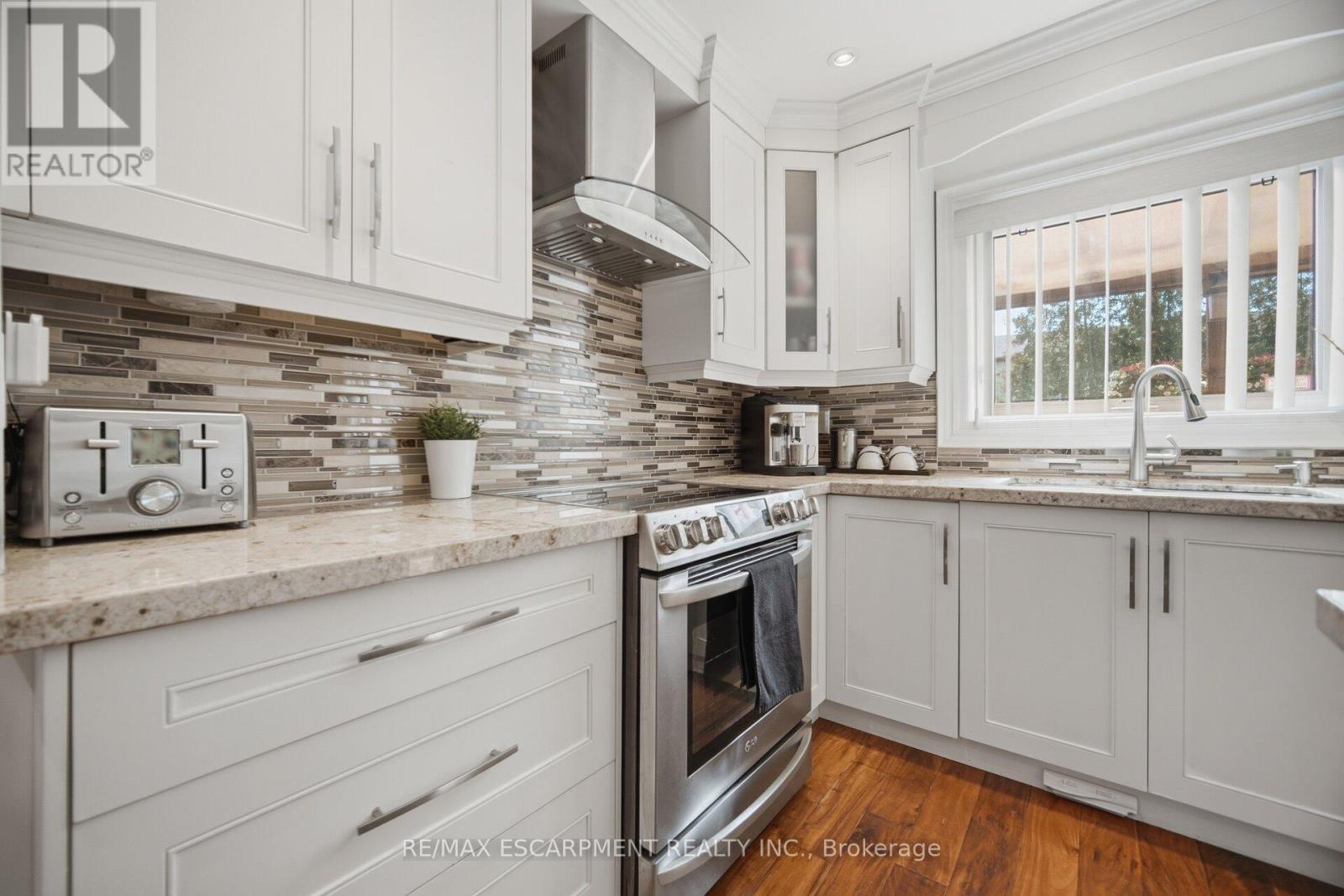 4302 Highgate Crescent, Mississauga, ON - Indoor Photo Showing Kitchen With Upgraded Kitchen