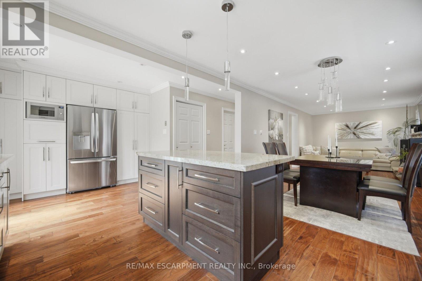 4302 Highgate Crescent, Mississauga, ON - Indoor Photo Showing Kitchen With Upgraded Kitchen