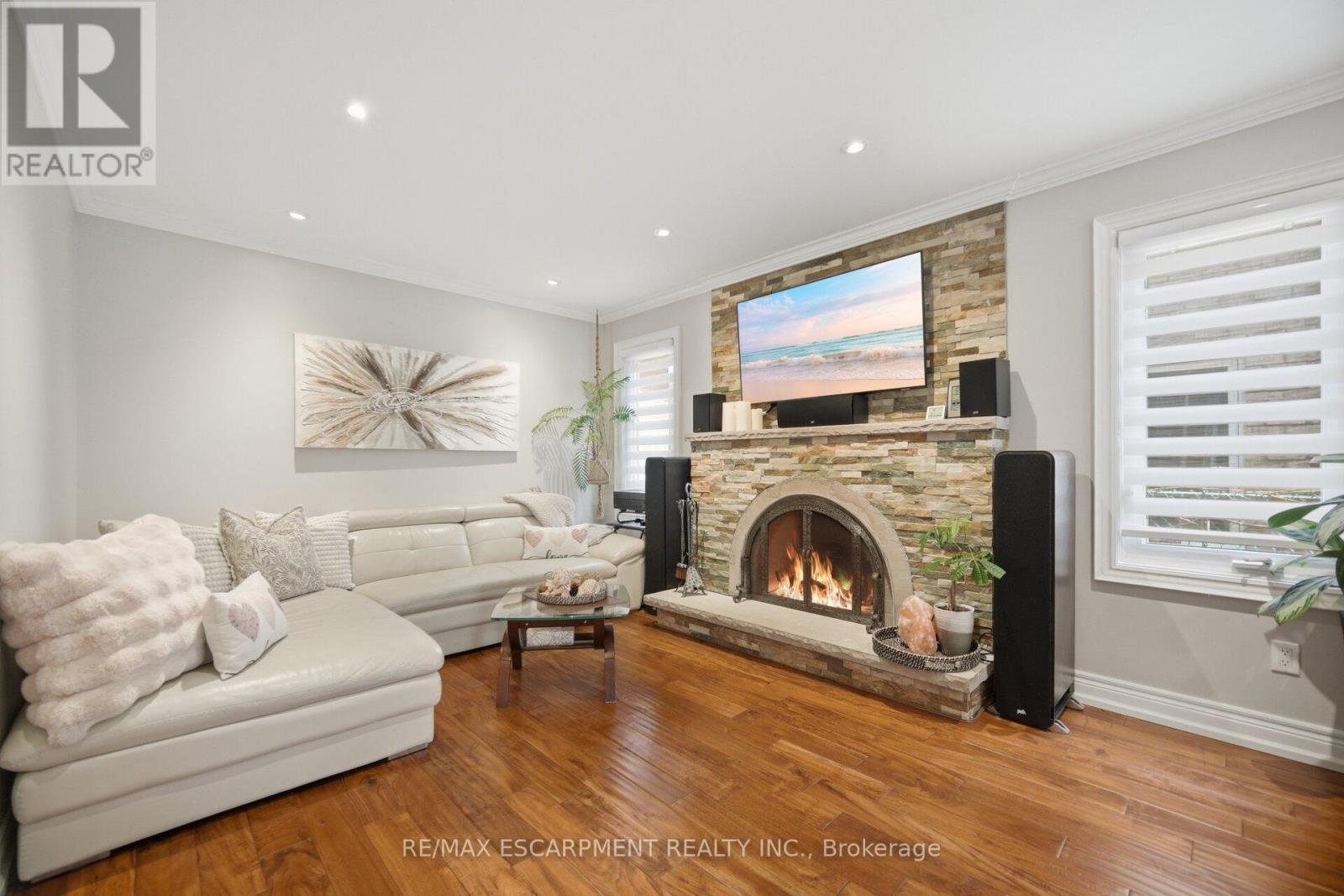4302 Highgate Crescent, Mississauga, ON - Indoor Photo Showing Living Room With Fireplace
