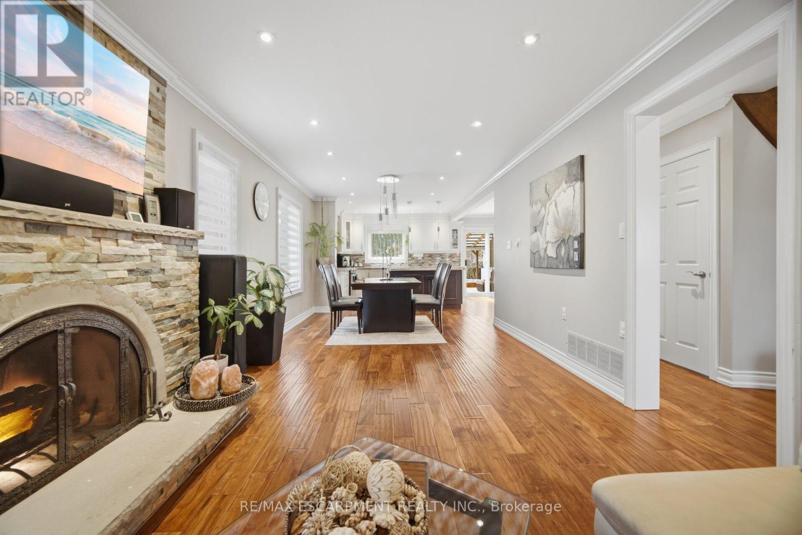 4302 Highgate Crescent, Mississauga, ON - Indoor Photo Showing Living Room With Fireplace