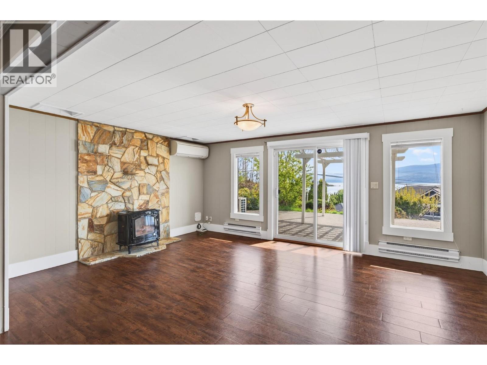 3940 Angus Drive, West Kelowna, BC - Indoor Photo Showing Living Room With Fireplace