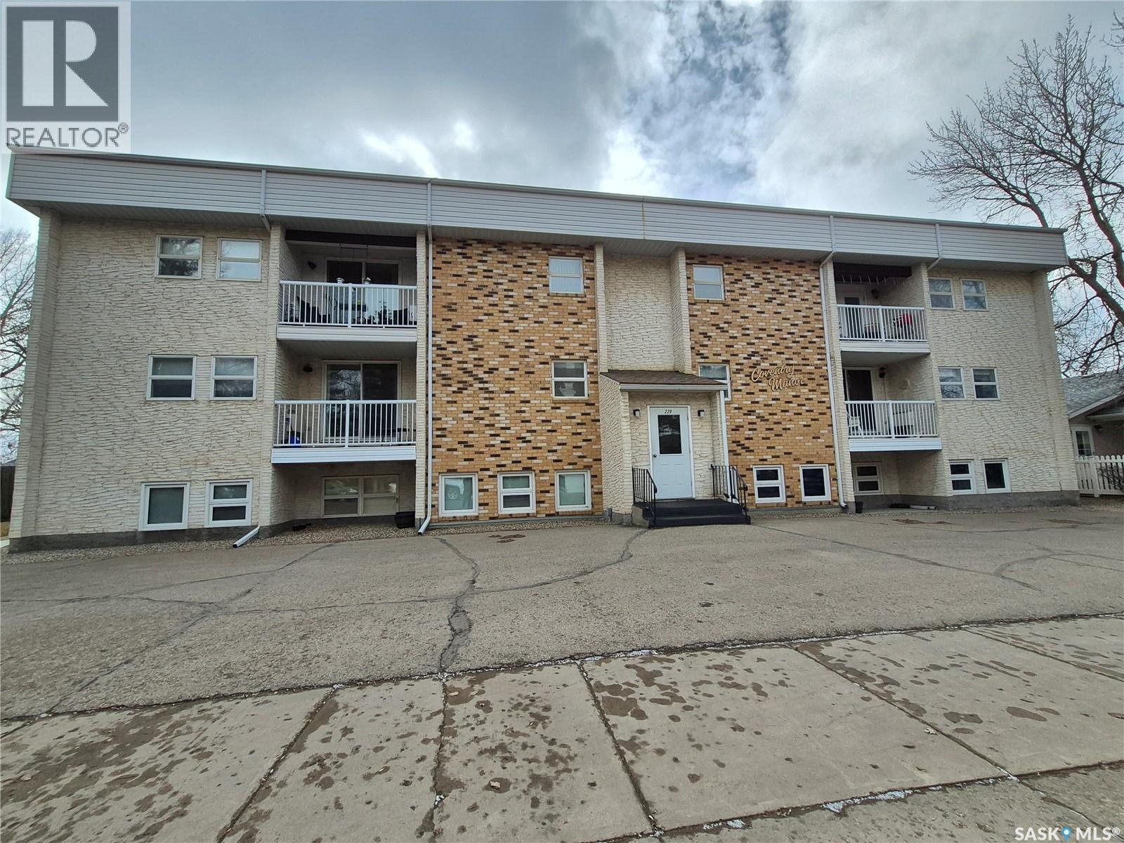 24 228 3Rd Street, Weyburn, SK - Outdoor With Balcony With Facade