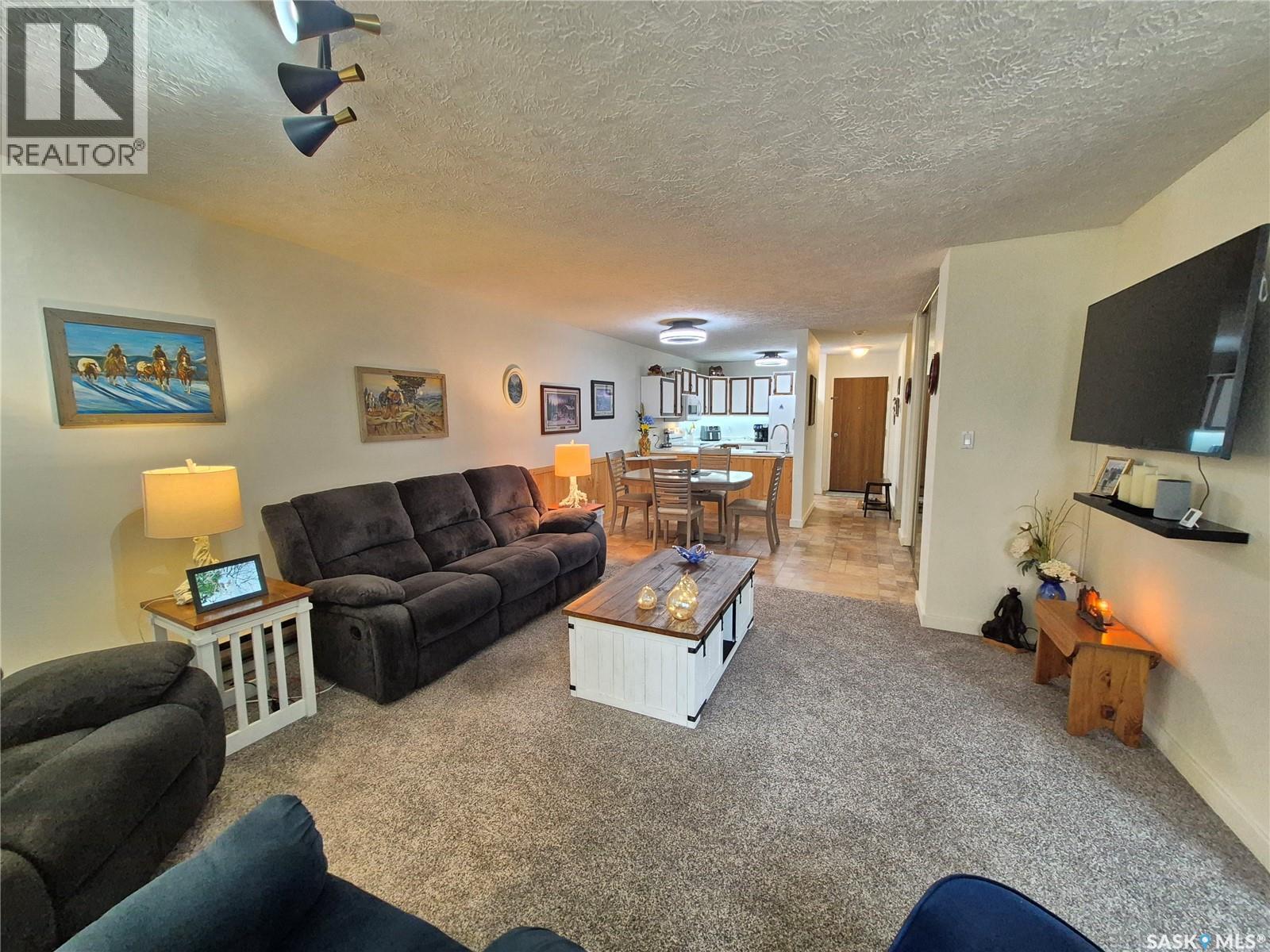 24 228 3Rd Street, Weyburn, SK - Indoor Photo Showing Living Room