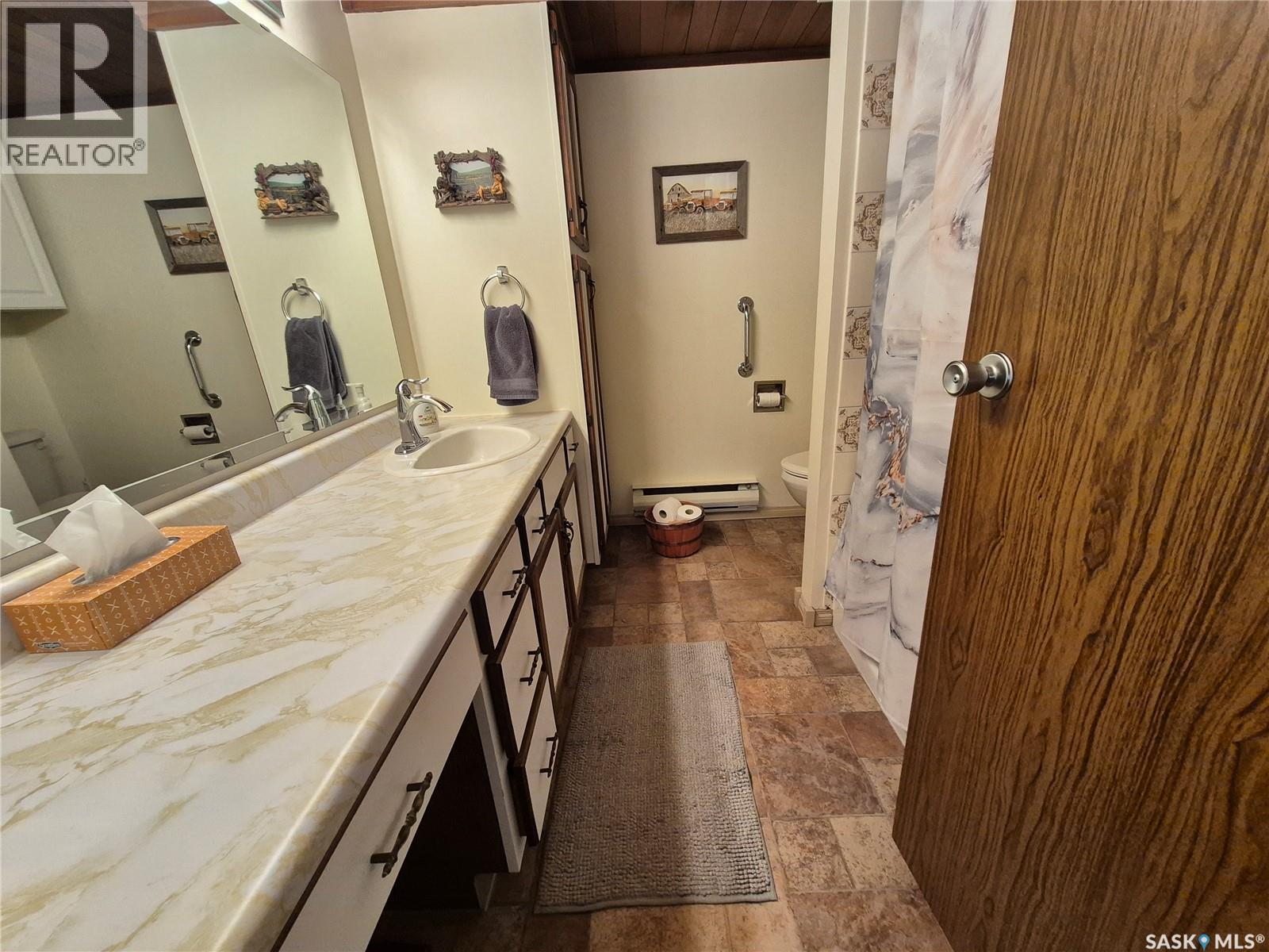 24 228 3Rd Street, Weyburn, SK - Indoor Photo Showing Bathroom