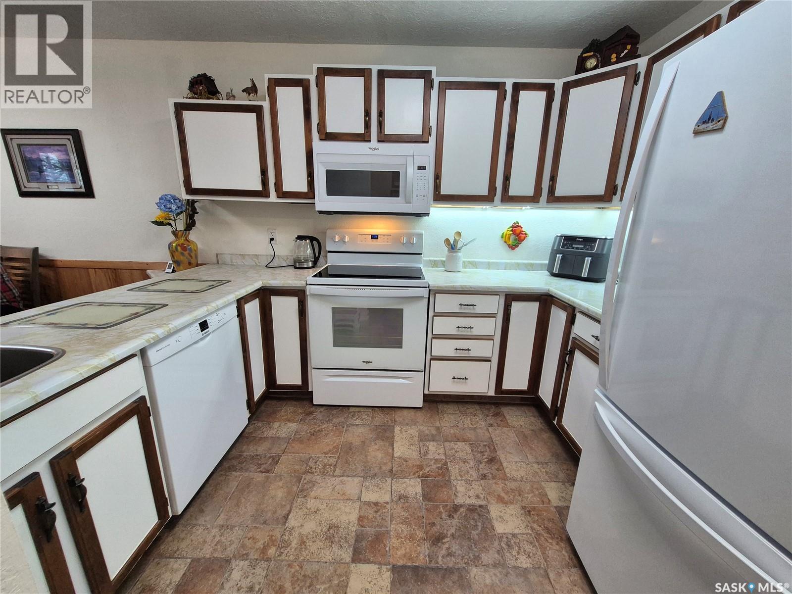 24 228 3Rd Street, Weyburn, SK - Indoor Photo Showing Kitchen