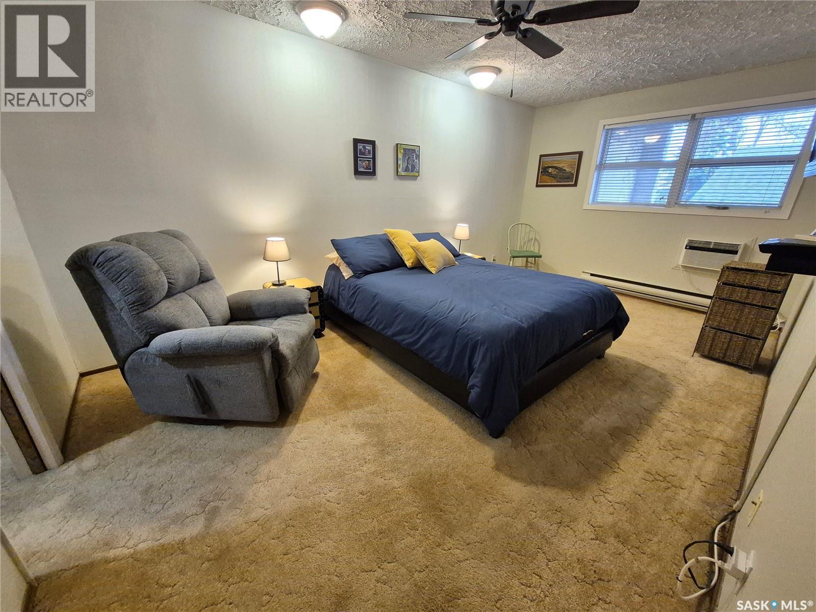 24 228 3Rd Street, Weyburn, SK - Indoor Photo Showing Bedroom