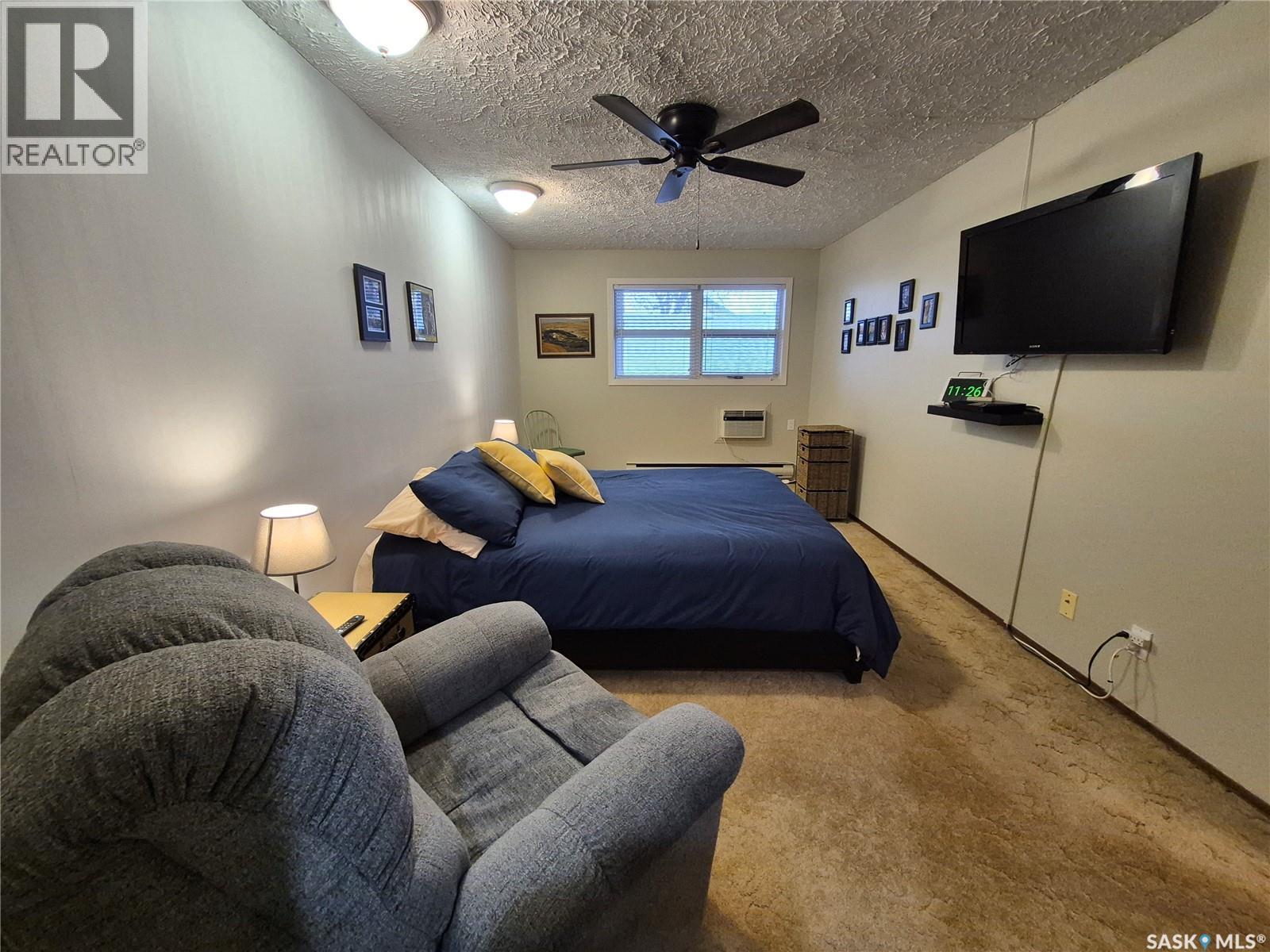 24 228 3Rd Street, Weyburn, SK - Indoor Photo Showing Bedroom