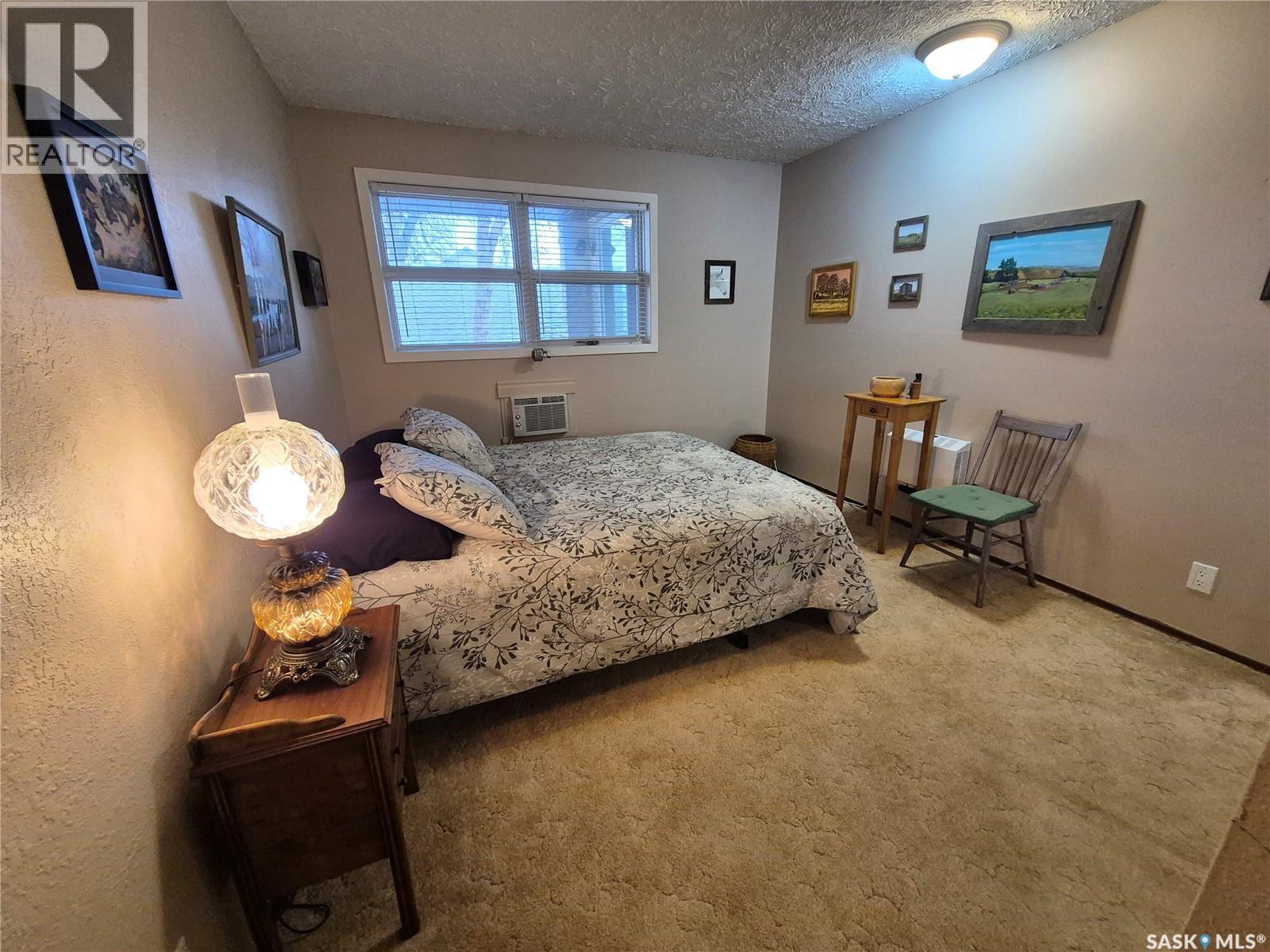 24 228 3Rd Street, Weyburn, SK - Indoor Photo Showing Bedroom