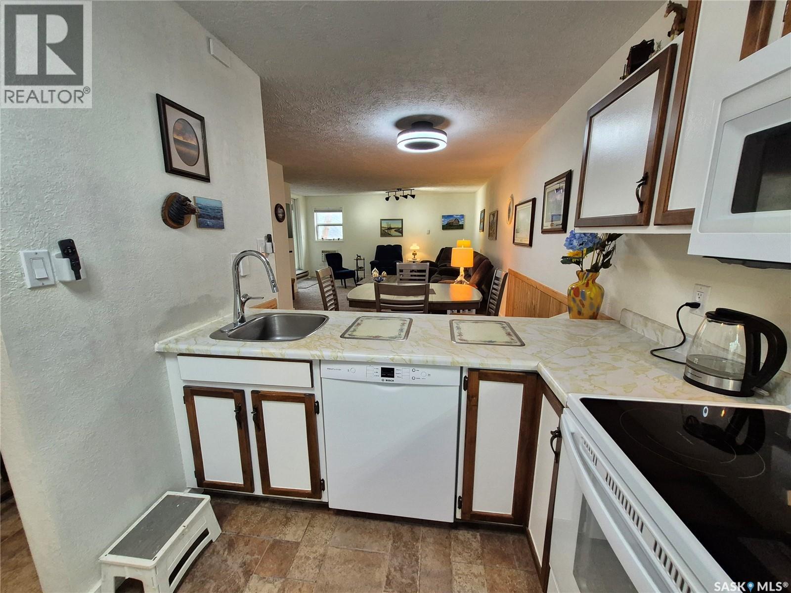 24 228 3Rd Street, Weyburn, SK - Indoor Photo Showing Kitchen