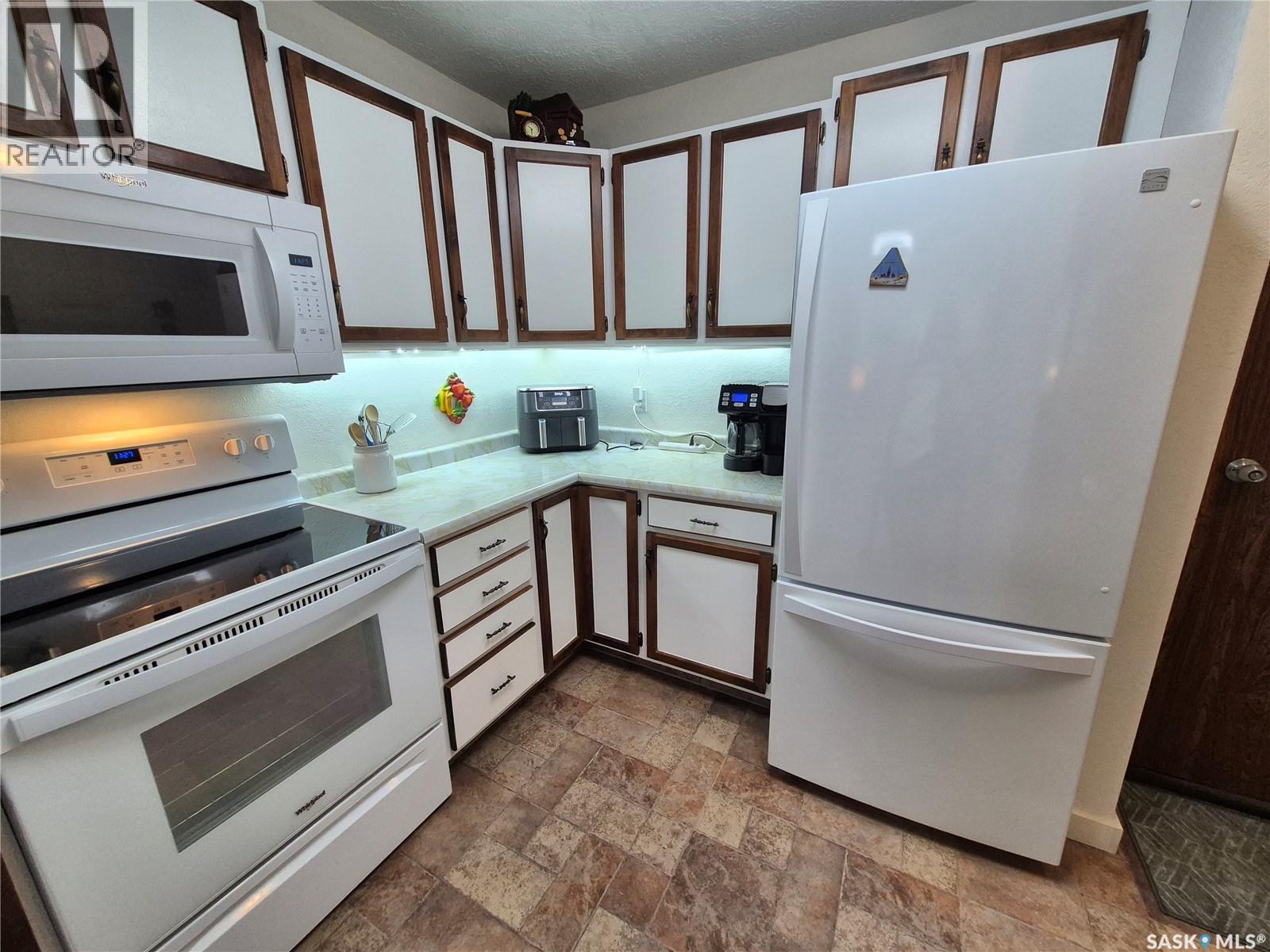 24 228 3Rd Street, Weyburn, SK - Indoor Photo Showing Kitchen
