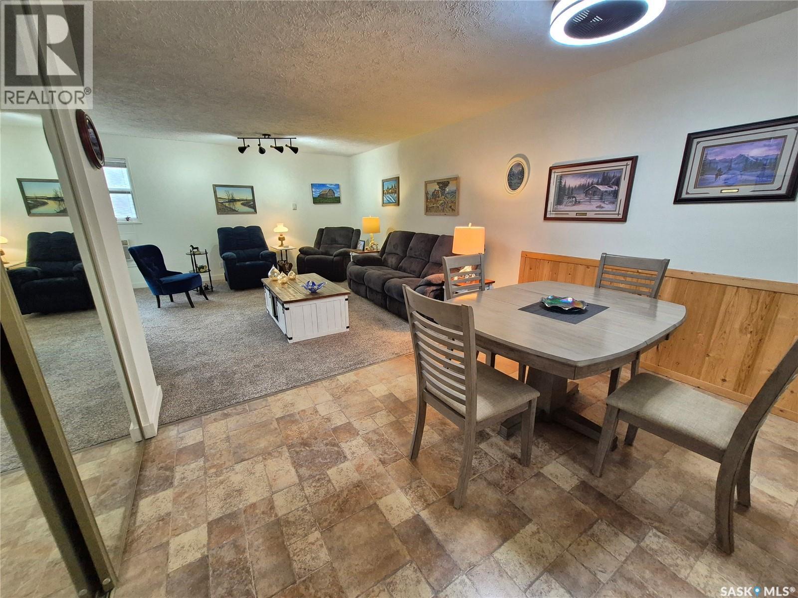 24 228 3Rd Street, Weyburn, SK - Indoor Photo Showing Dining Room