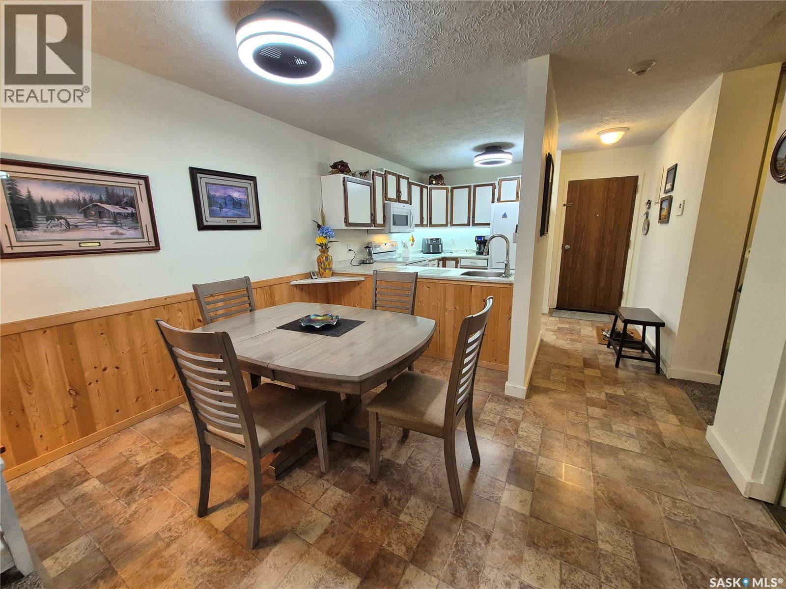 24 228 3Rd Street, Weyburn, SK - Indoor Photo Showing Dining Room