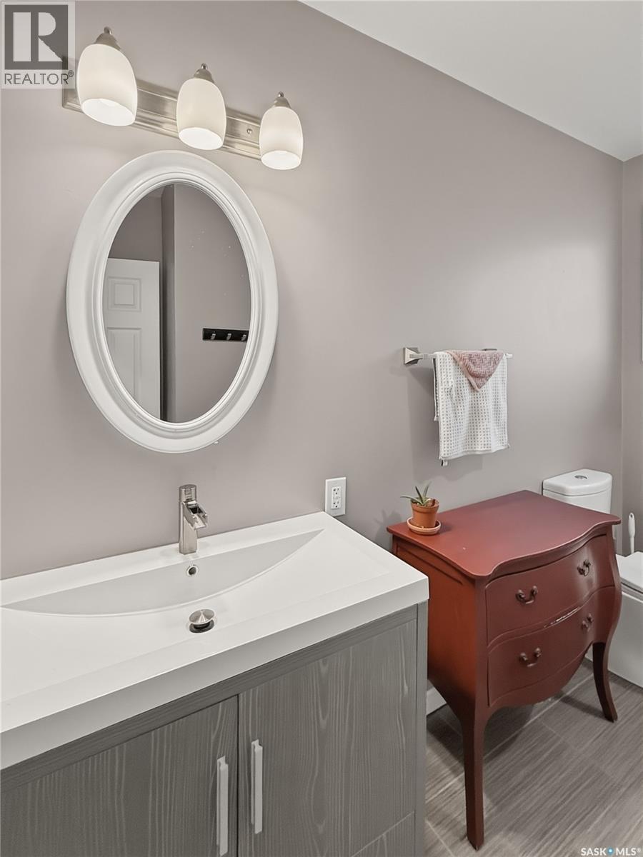 488 3Rd Avenue Se, Swift Current, SK - Indoor Photo Showing Bathroom