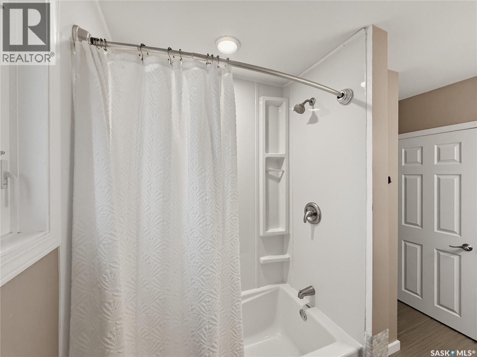 488 3Rd Avenue Se, Swift Current, SK - Indoor Photo Showing Bathroom