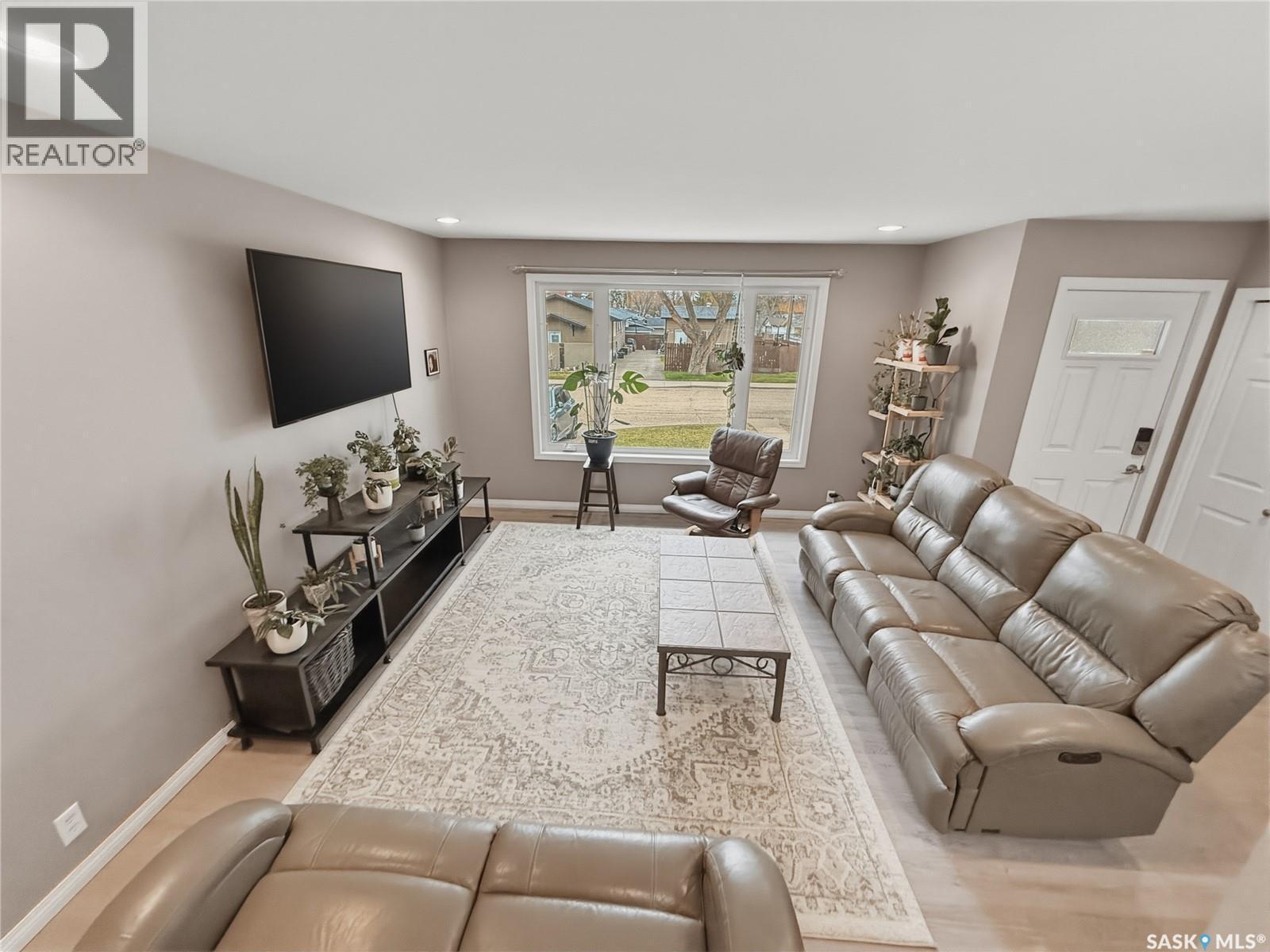 488 3Rd Avenue Se, Swift Current, SK - Indoor Photo Showing Living Room