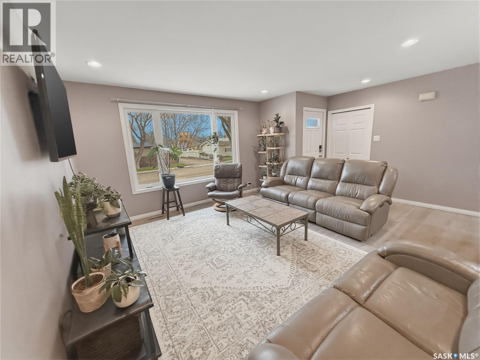 488 3Rd Avenue Se, Swift Current, SK - Indoor Photo Showing Living Room