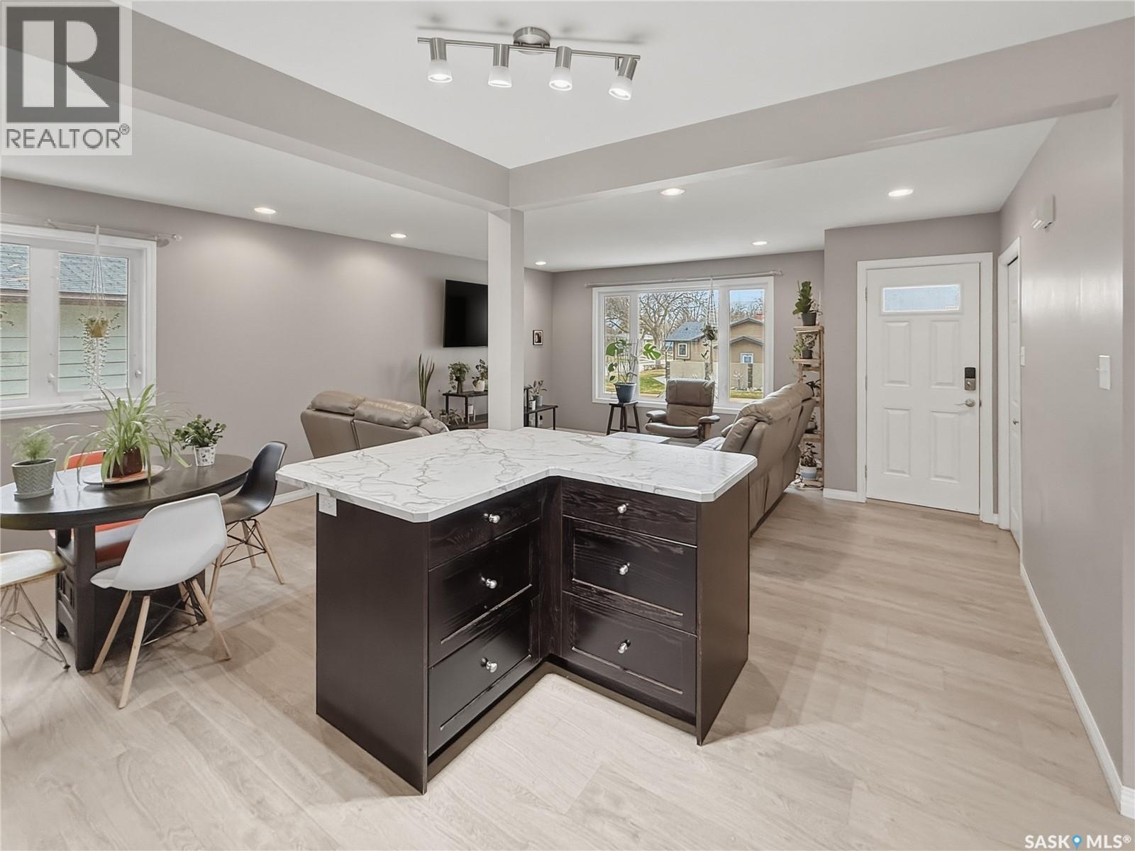 488 3Rd Avenue Se, Swift Current, SK - Indoor Photo Showing Dining Room