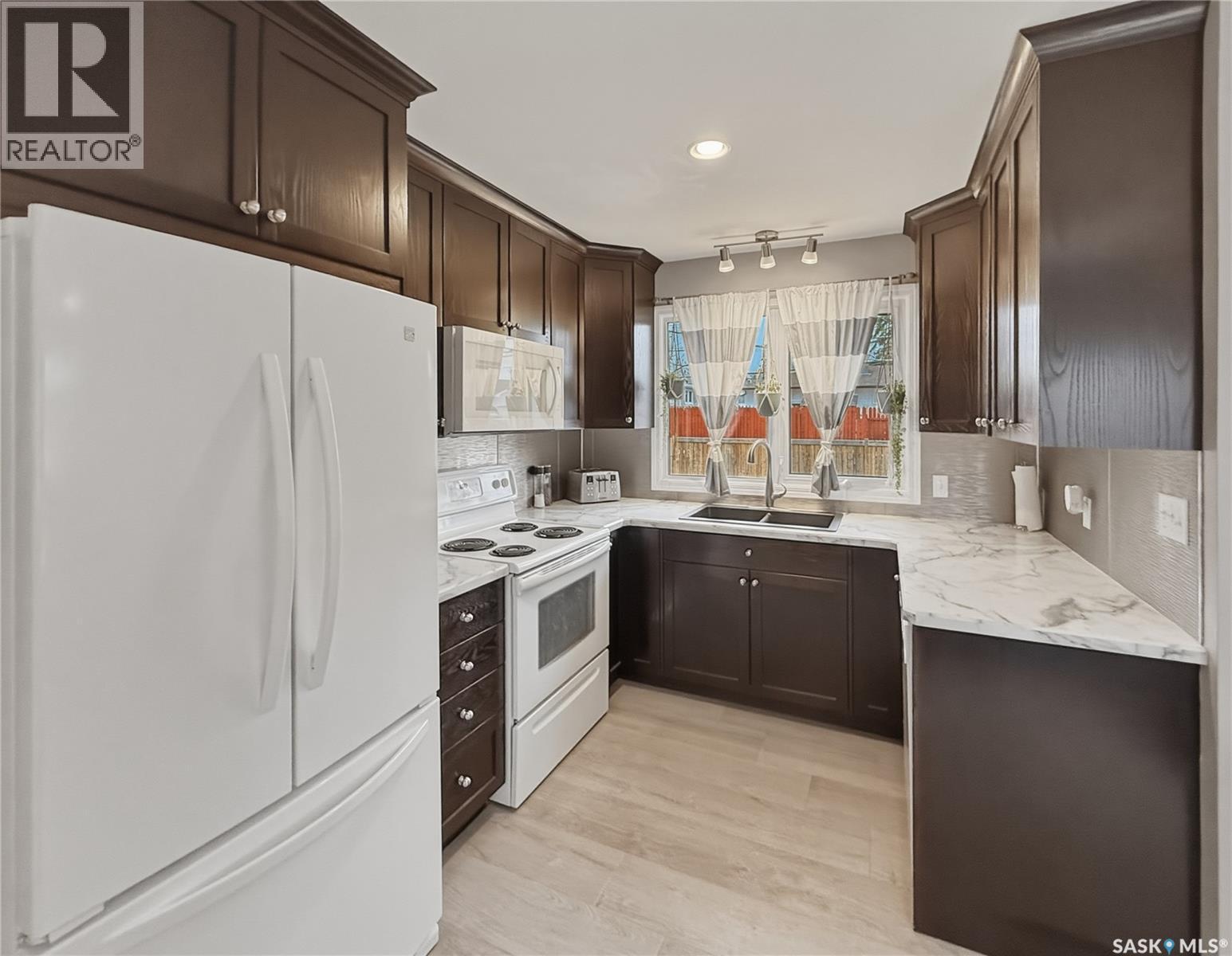 488 3Rd Avenue Se, Swift Current, SK - Indoor Photo Showing Kitchen