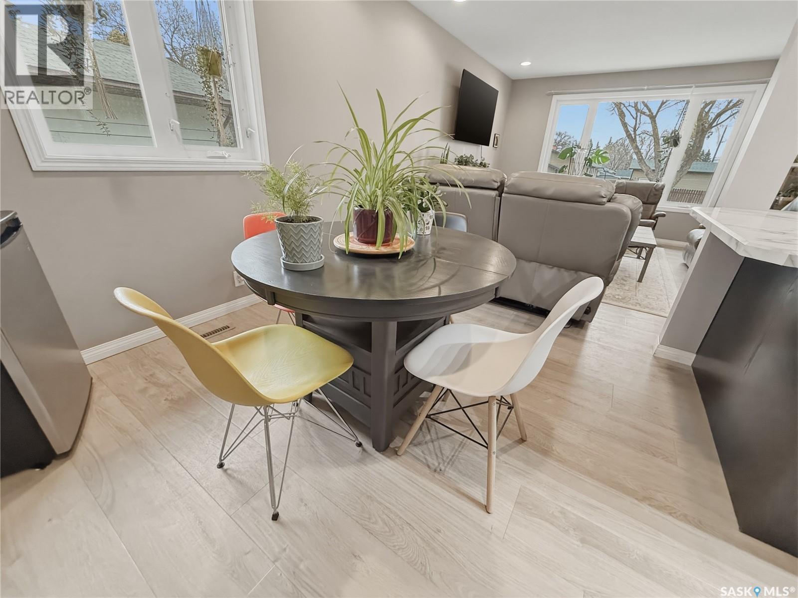 488 3Rd Avenue Se, Swift Current, SK - Indoor Photo Showing Dining Room