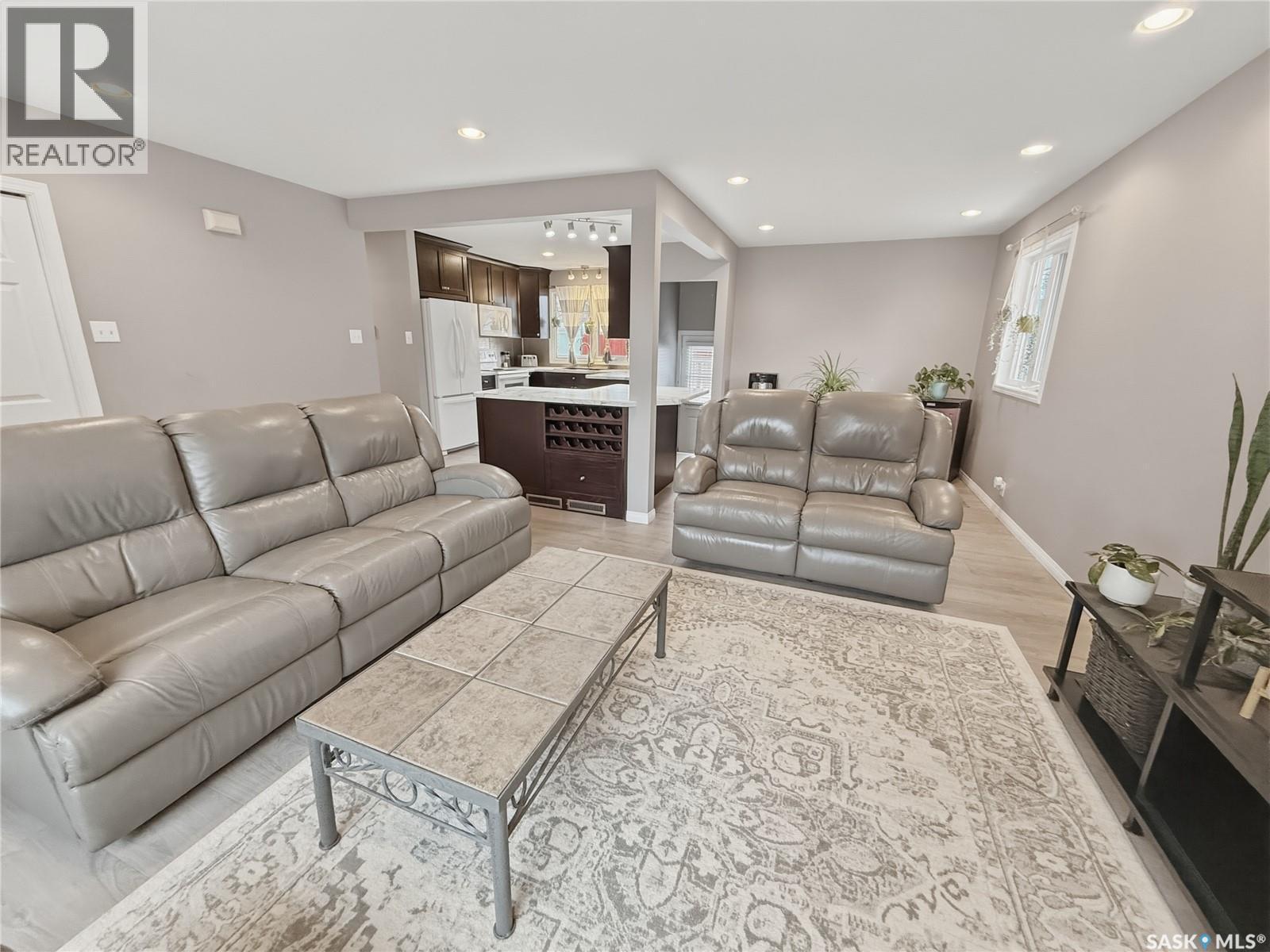 488 3Rd Avenue Se, Swift Current, SK - Indoor Photo Showing Living Room