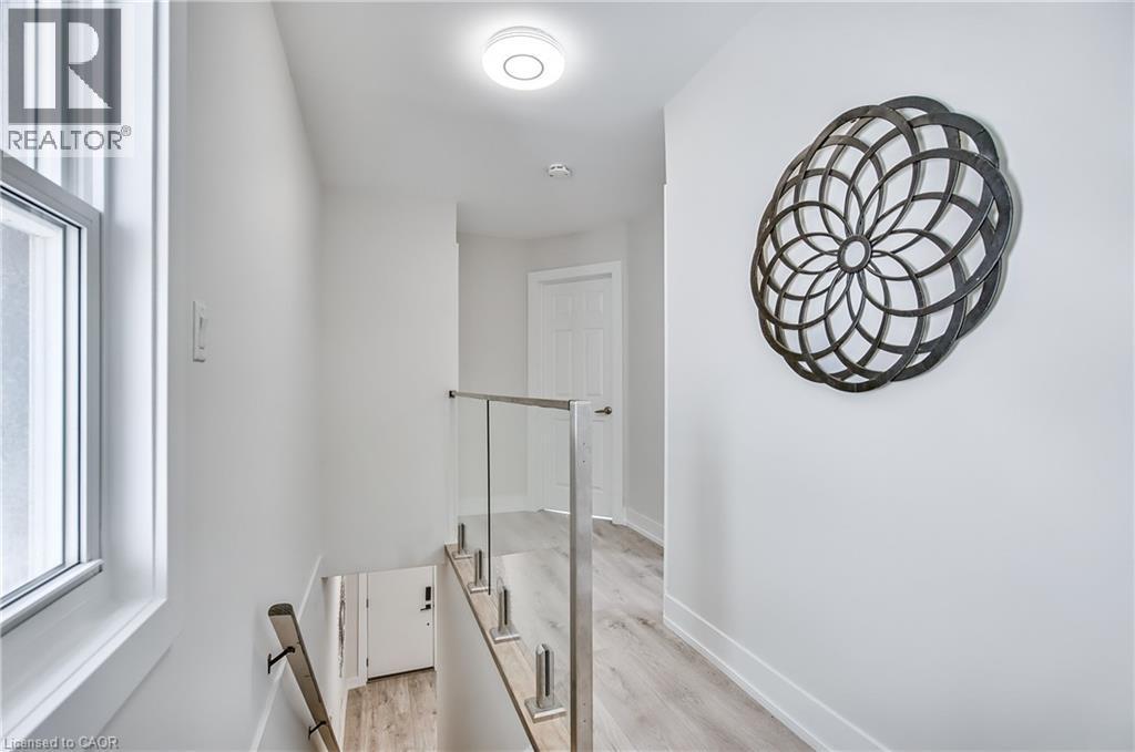 221 Rosslyn Avenue N, Hamilton, ON - Indoor Photo Showing Other Room