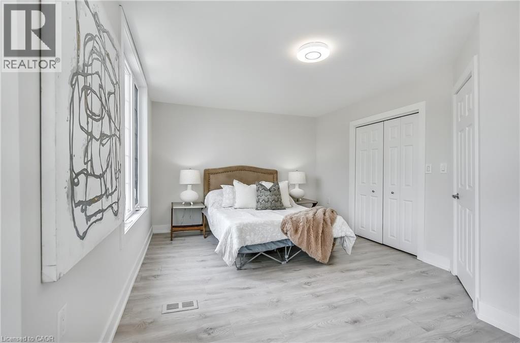 221 Rosslyn Avenue N, Hamilton, ON - Indoor Photo Showing Bedroom