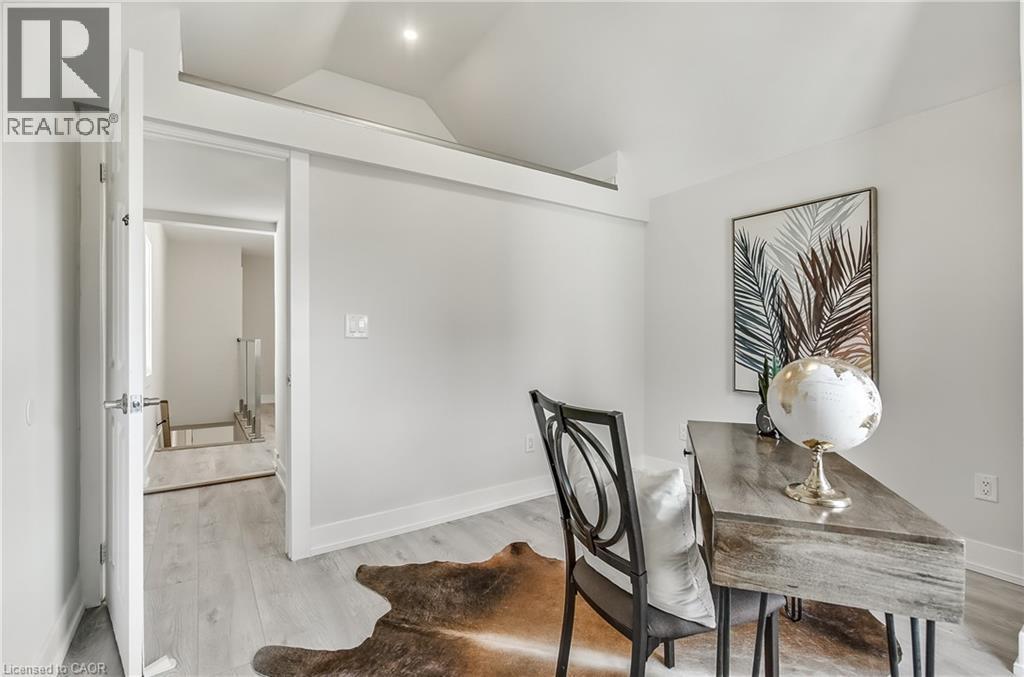221 Rosslyn Avenue N, Hamilton, ON - Indoor