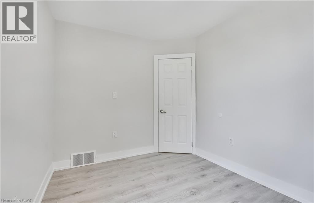 221 Rosslyn Avenue N, Hamilton, ON - Indoor Photo Showing Other Room
