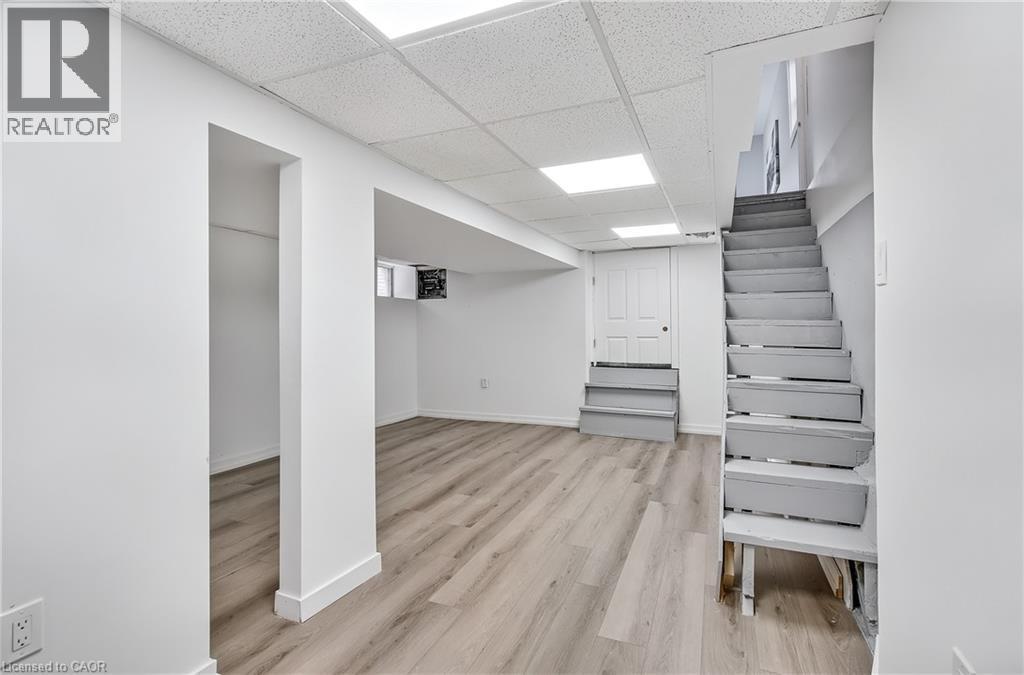 221 Rosslyn Avenue N, Hamilton, ON - Indoor Photo Showing Other Room