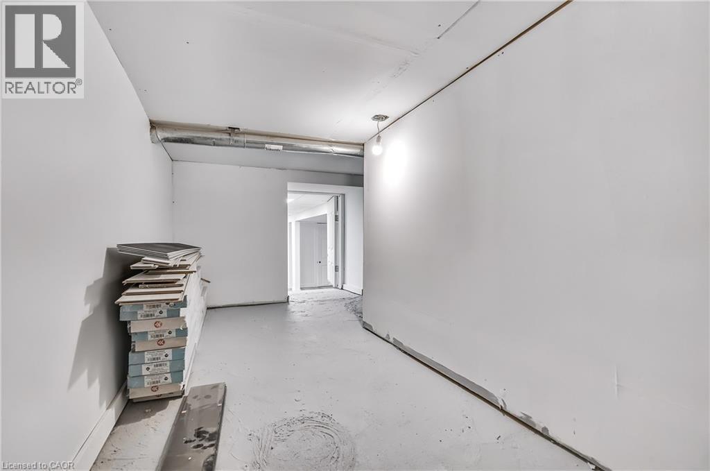 221 Rosslyn Avenue N, Hamilton, ON - Indoor