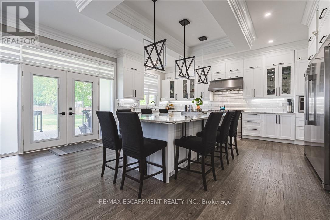 8378 Chippewa Road E, Hamilton, ON - Indoor Photo Showing Dining Room