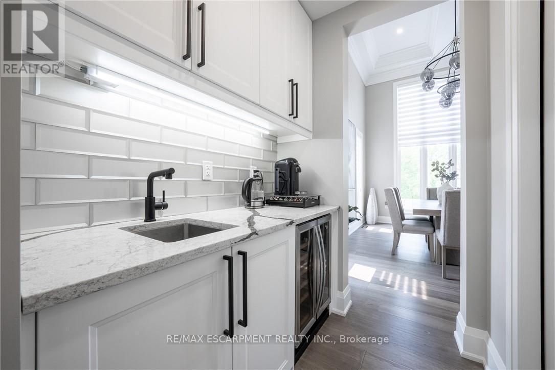 8378 Chippewa Road E, Hamilton, ON - Indoor Photo Showing Kitchen