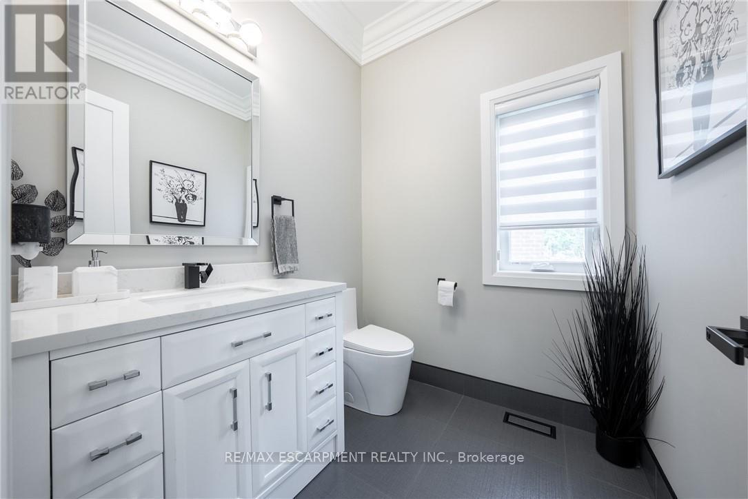 8378 Chippewa Road E, Hamilton, ON - Indoor Photo Showing Bathroom