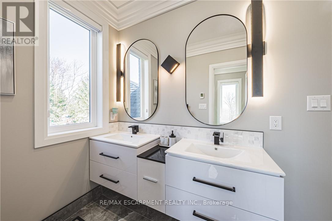 8378 Chippewa Road E, Hamilton, ON - Indoor Photo Showing Bathroom
