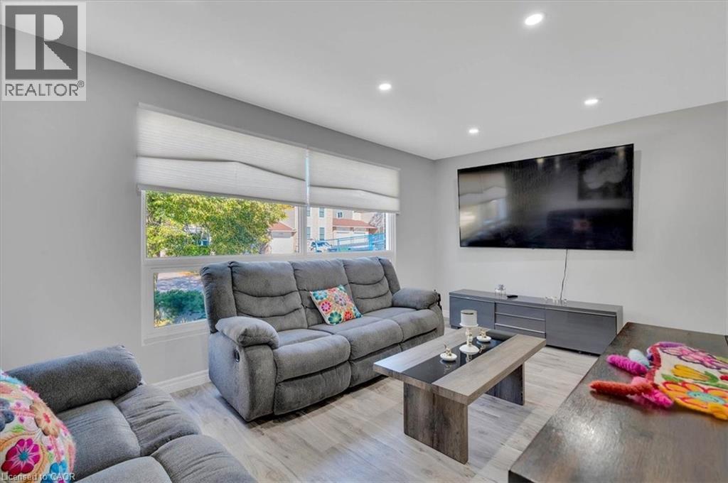 168 Silver Aspen Crescent, Kitchener, ON - Indoor Photo Showing Living Room