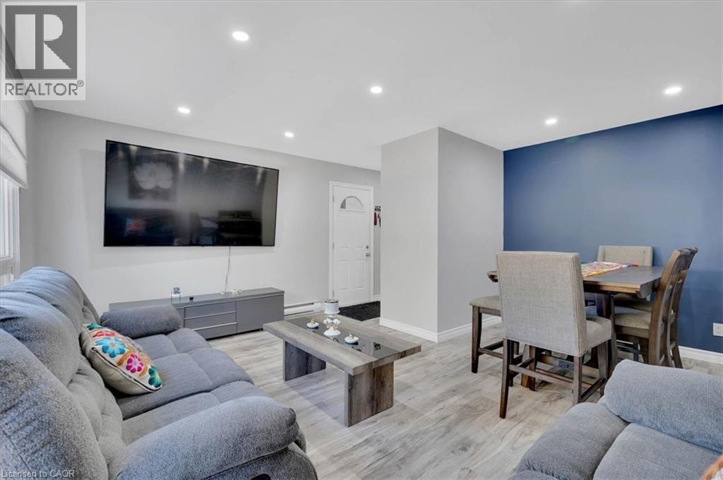 168 Silver Aspen Crescent, Kitchener, ON - Indoor Photo Showing Living Room