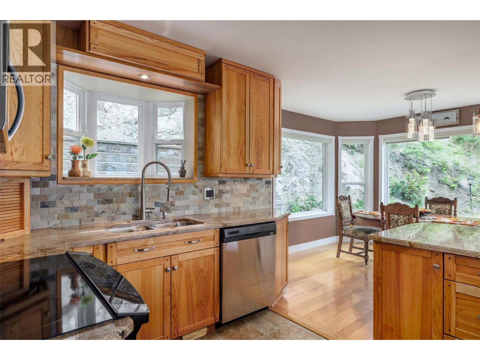 17824 Juniper Cove Road, Lake Country, BC - Indoor Photo Showing Kitchen With Double Sink