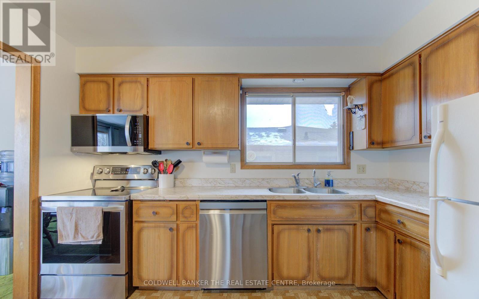 98 Shea Crescent, Kitchener, ON - Indoor Photo Showing Kitchen With Double Sink