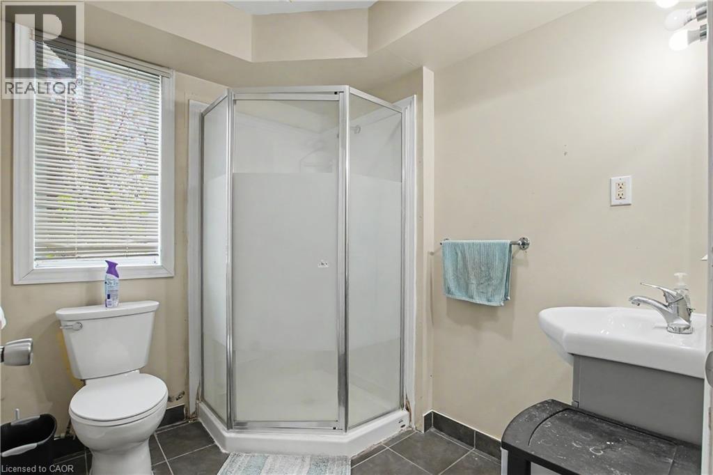 16 Columbia Street W, Waterloo, ON - Indoor Photo Showing Bathroom