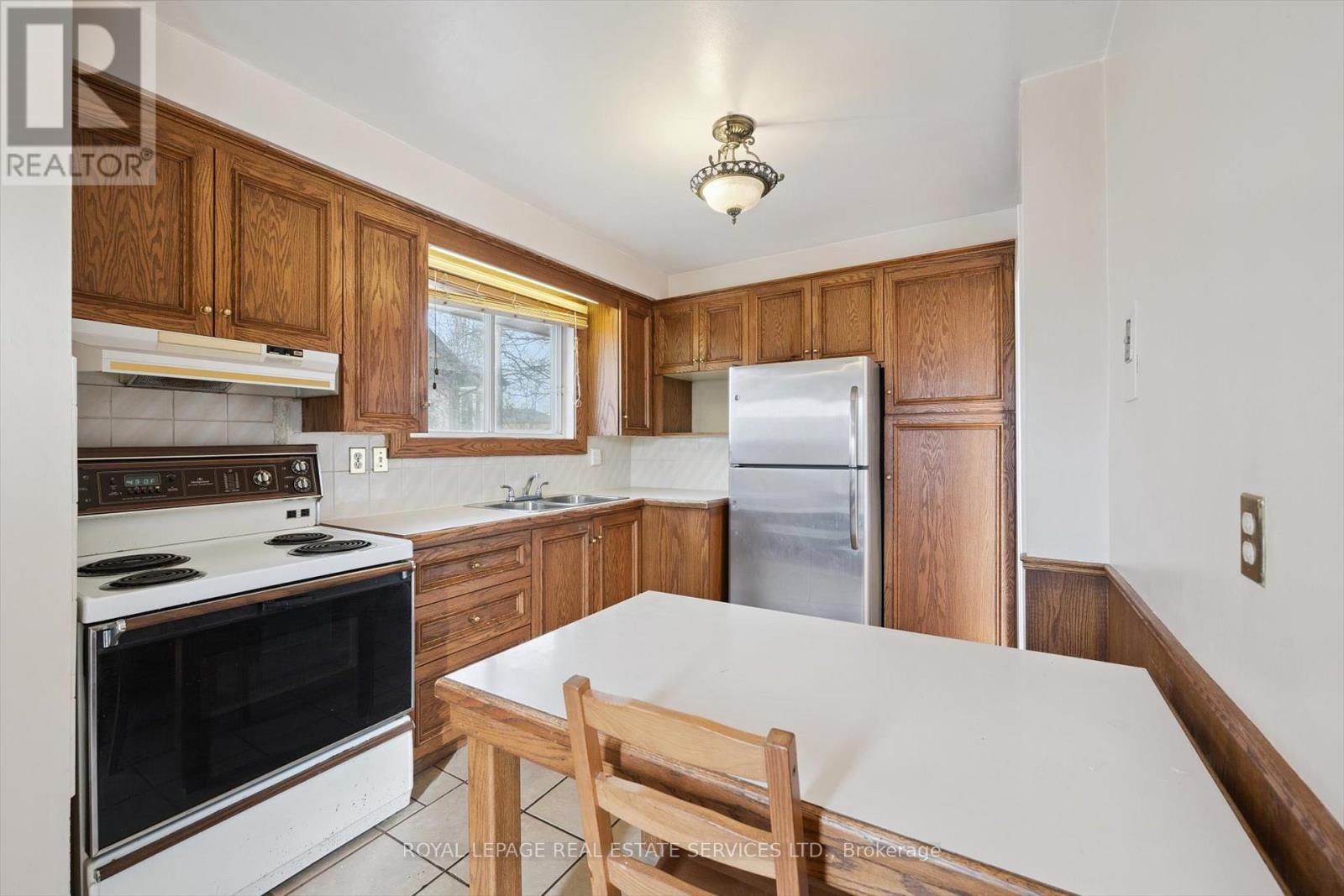 Functional Eat-In Kitchen - 4169 Wilcox Road, Mississauga, ON - Indoor Photo Showing Kitchen With Double Sink