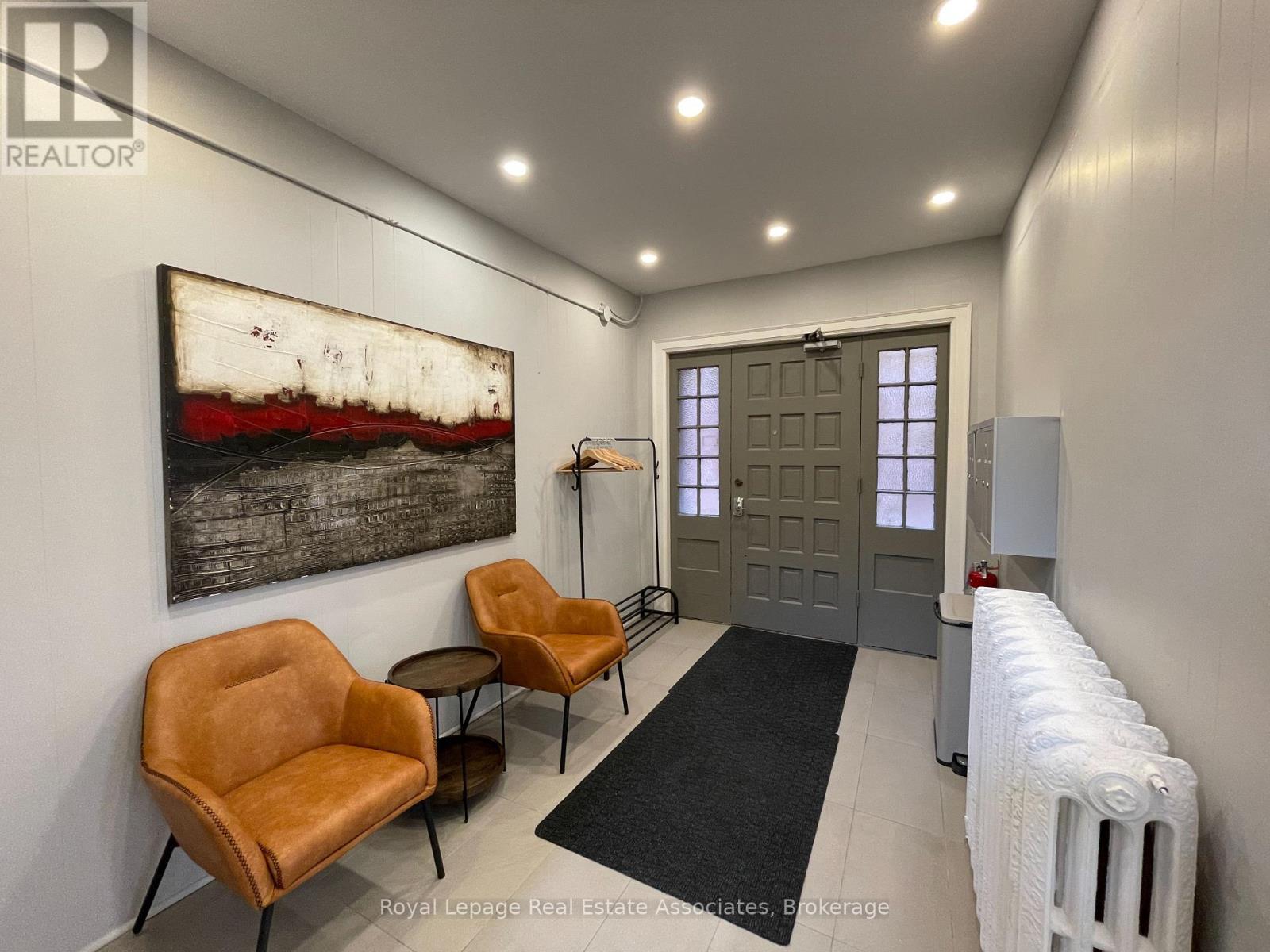 94 Lakeshore Road E, Mississauga, ON