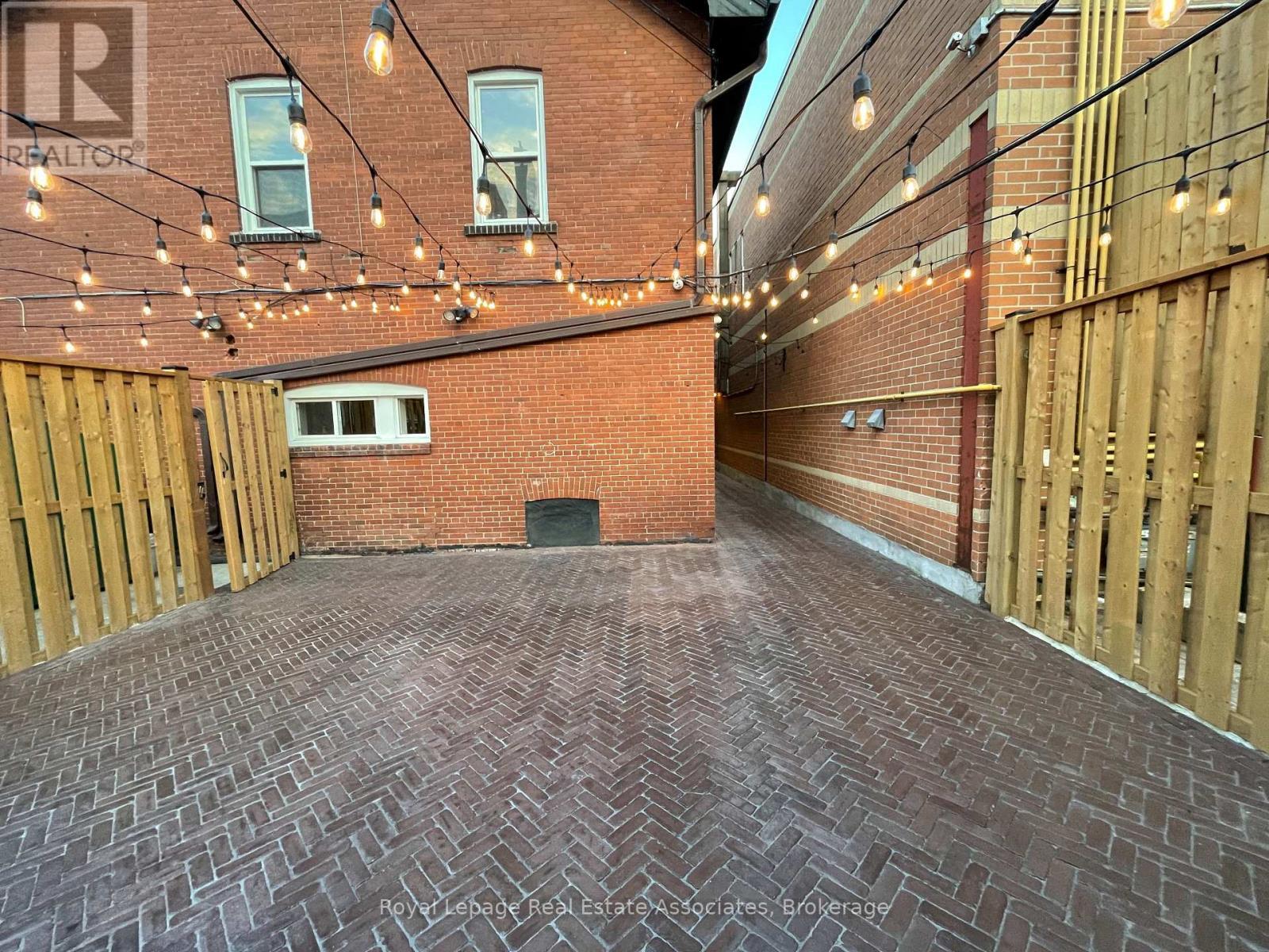 94 Lakeshore Road E, Mississauga, ON