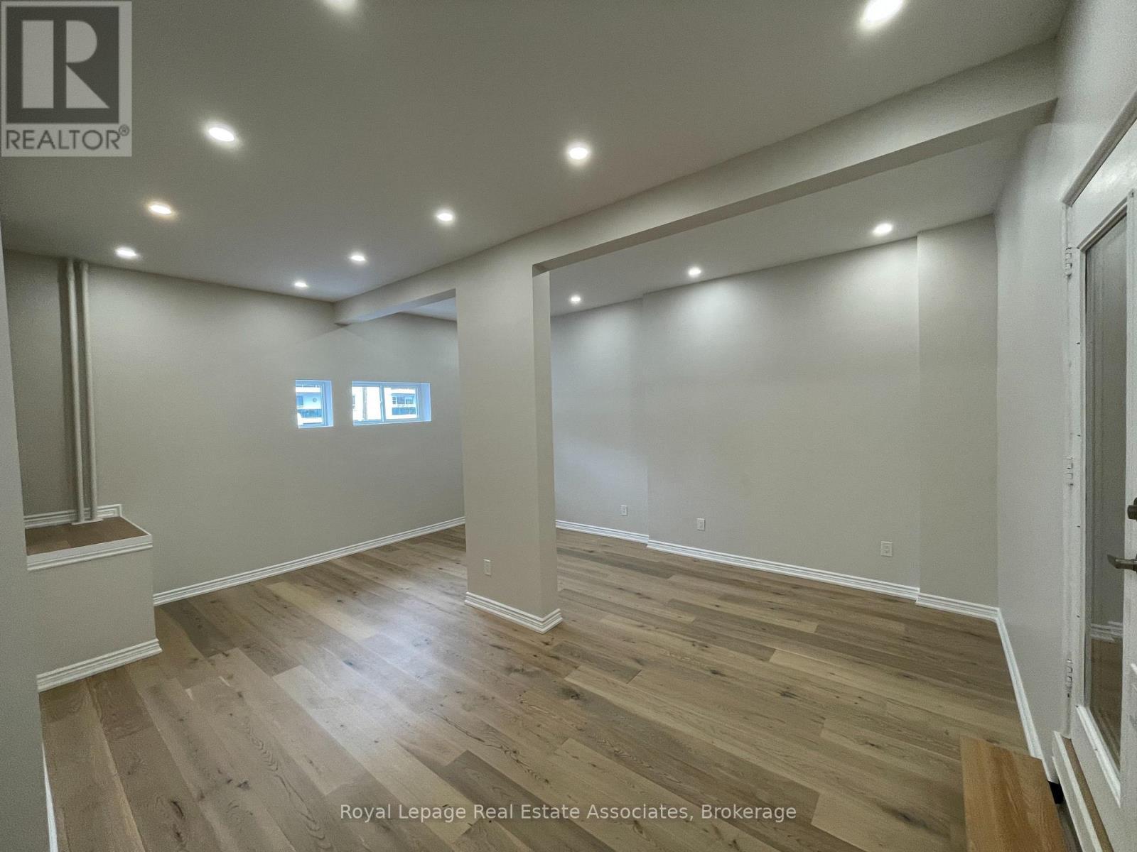 94 Lakeshore Road E, Mississauga, ON