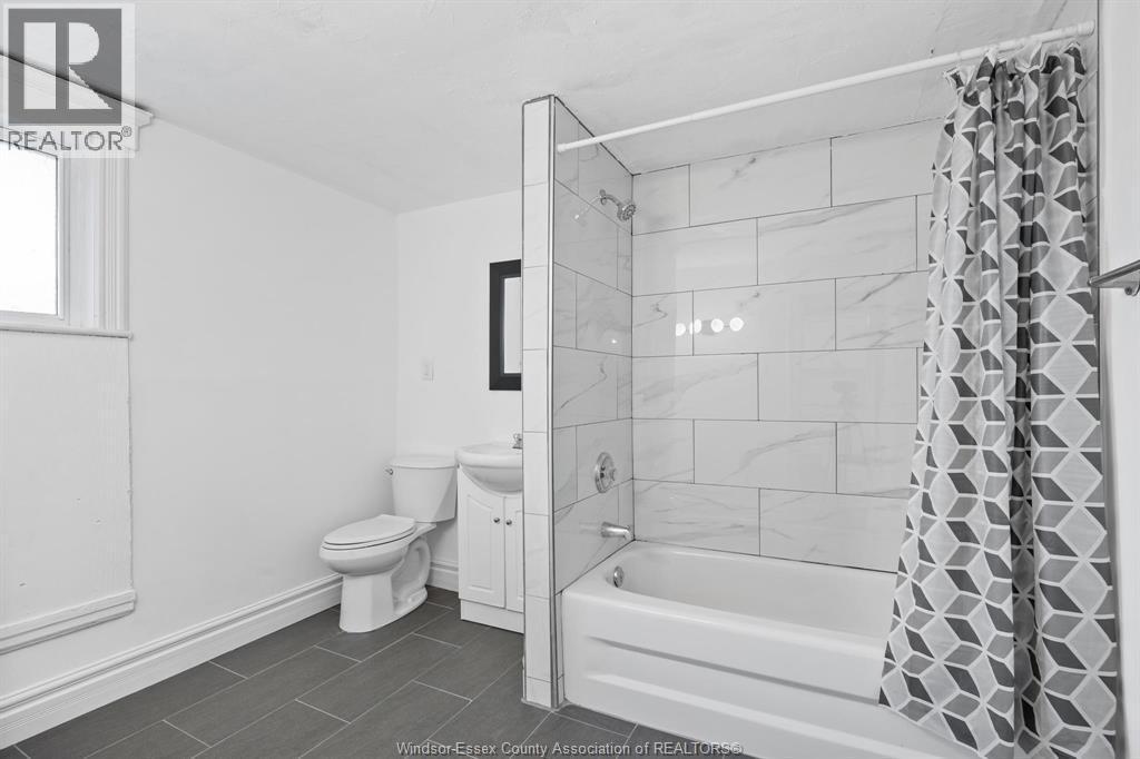 835 Moy Unit# Upper, Windsor, ON - Indoor Photo Showing Bathroom