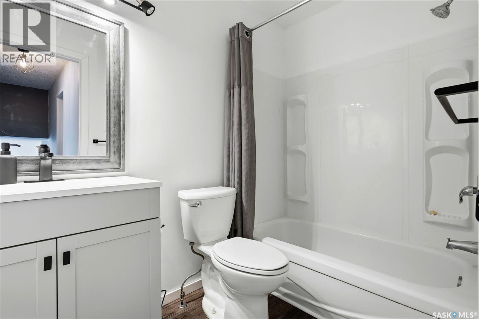 15 Rutley Street, Regina, SK - Indoor Photo Showing Bathroom