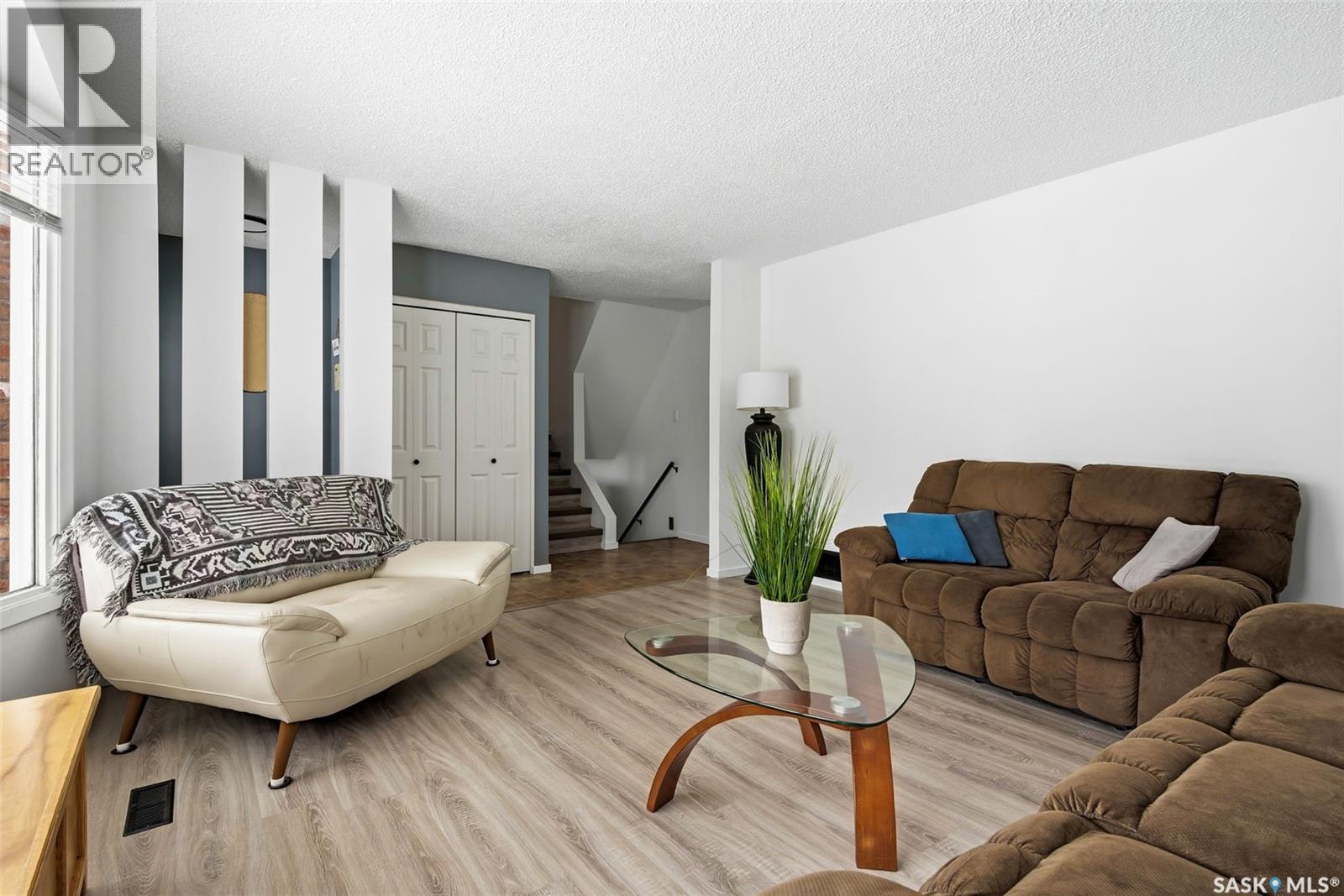 15 Rutley Street, Regina, SK - Indoor Photo Showing Living Room