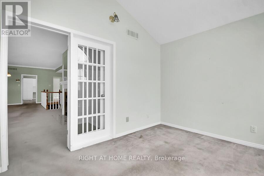 38 Kettering, Ottawa, ON - Indoor Photo Showing Other Room