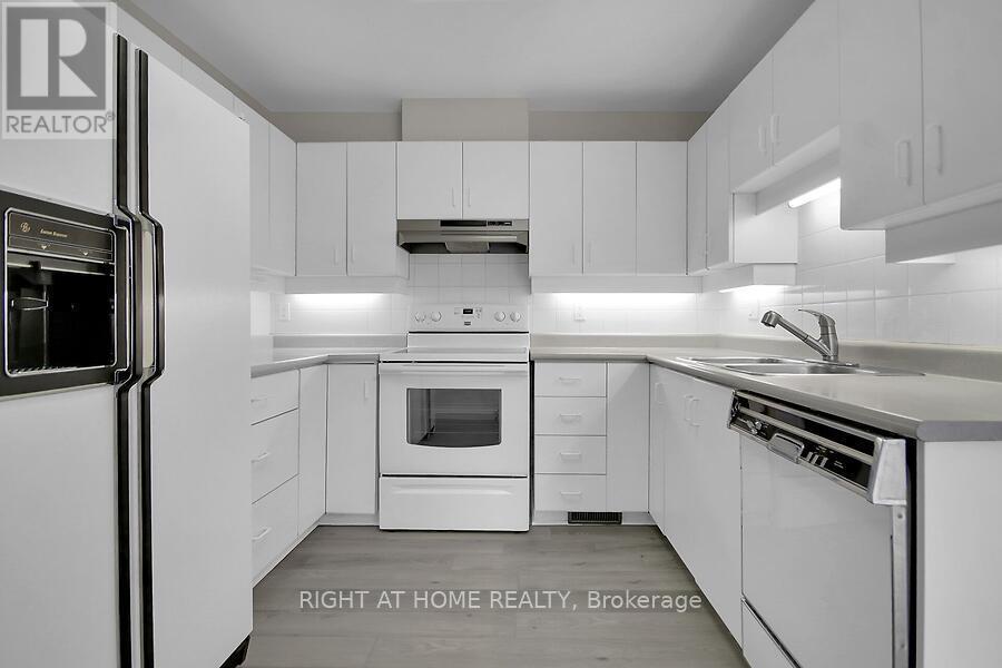 38 Kettering, Ottawa, ON - Indoor Photo Showing Kitchen With Double Sink