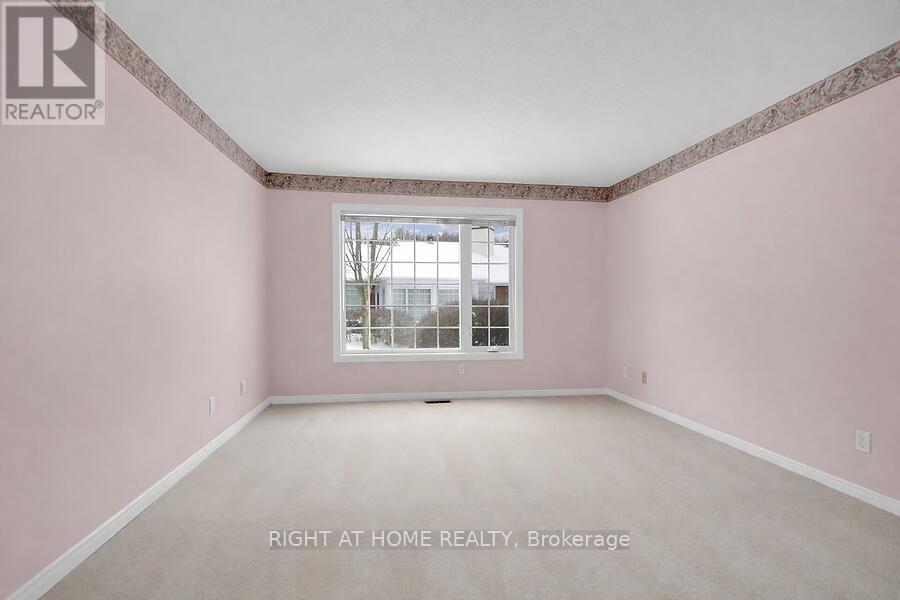 38 Kettering, Ottawa, ON - Indoor Photo Showing Other Room